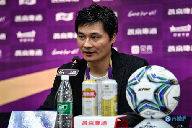 第27分钟，阿利森出球失误，阿克断球后连过两人再一脚斜传，哈兰德得球趟入禁区左脚推射破门，曼城领先，1-0！